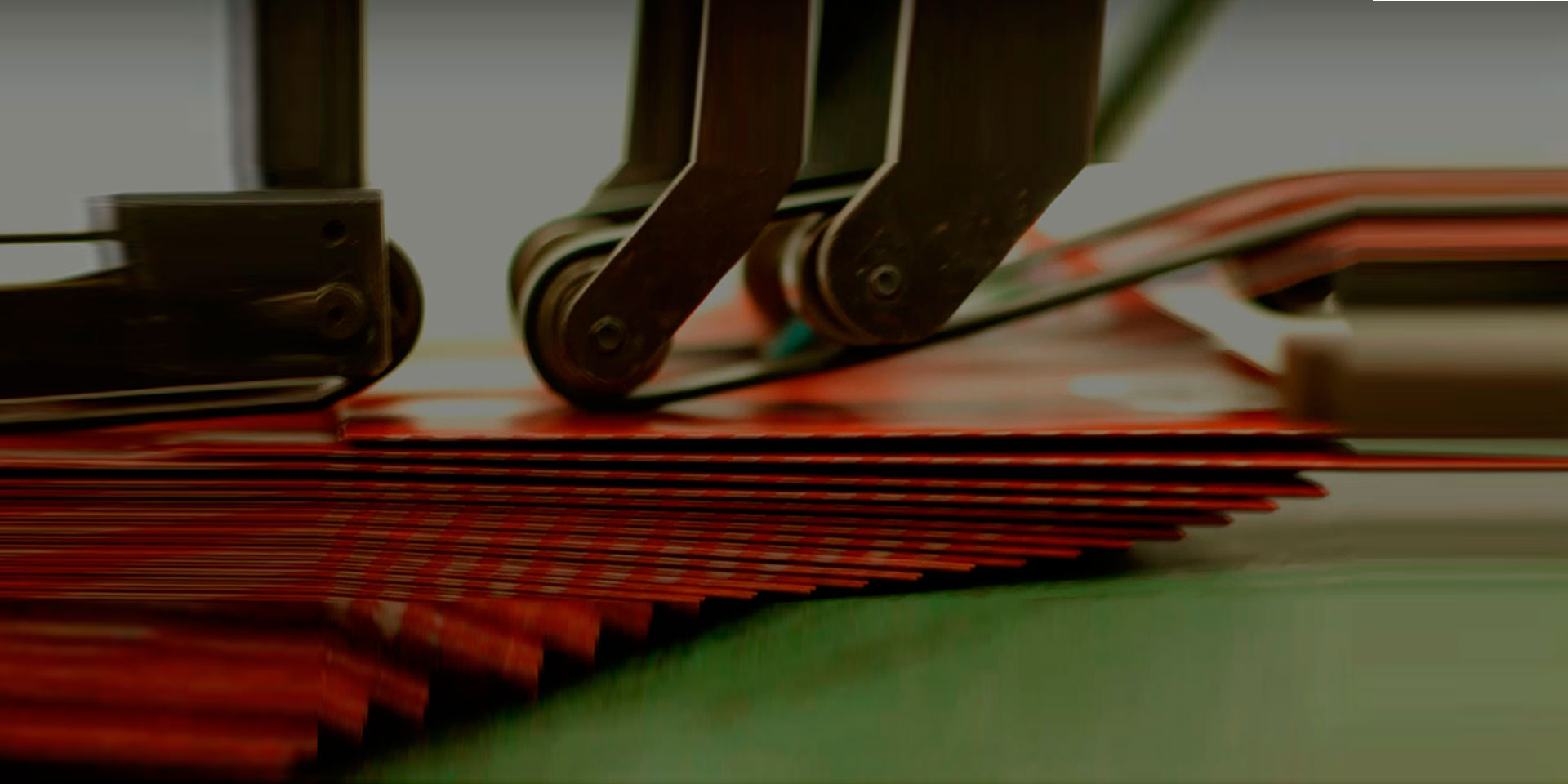 Processo de colagem na produção de embalagens